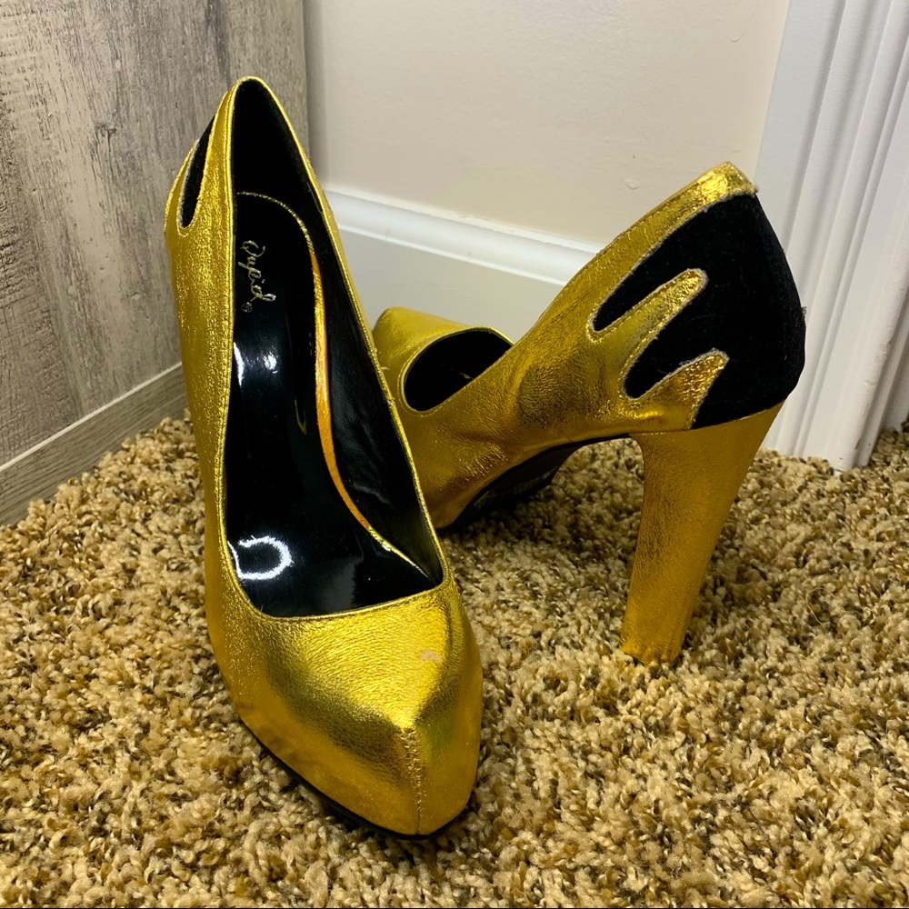 Qupid Sexy Black and Gold Pump 5” Heels